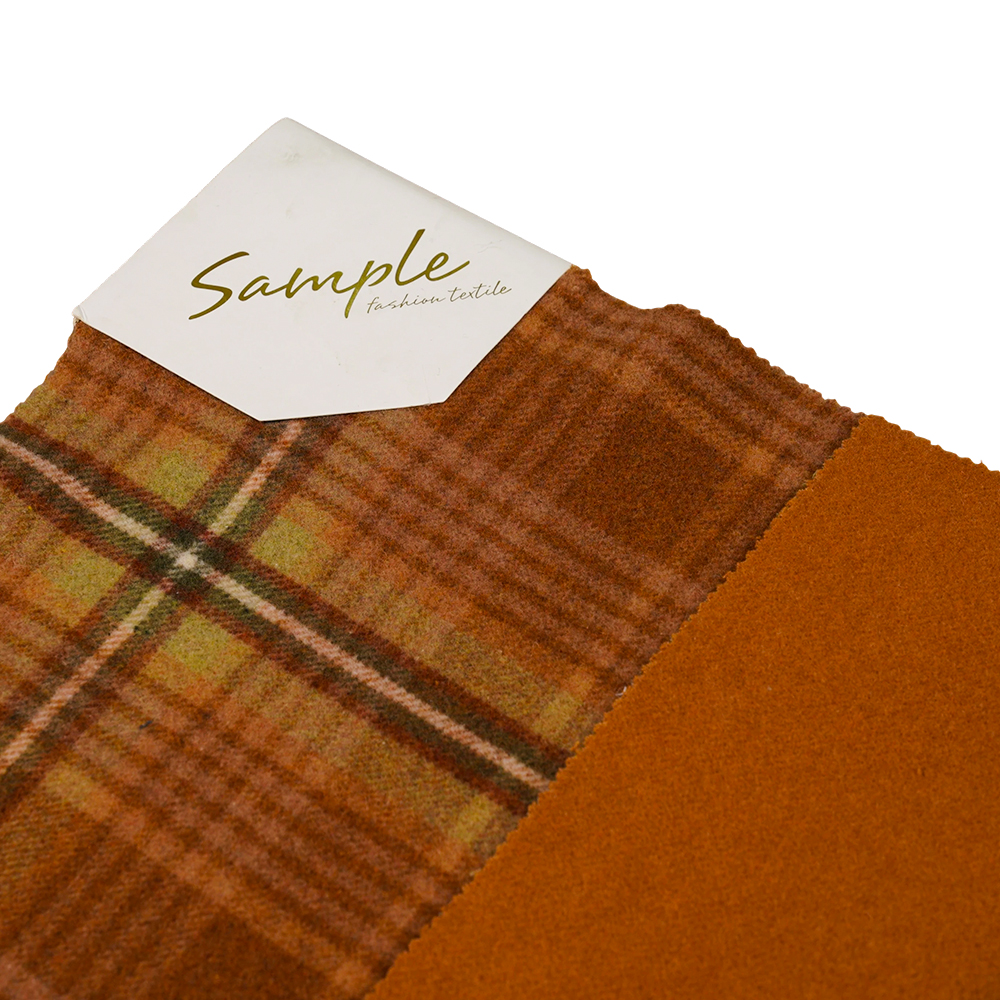 50 % ull, 40 % polyester, 10 % annen fiber, 860G/M, brun og gul rutete, fløyelsstoff, ML-062142104