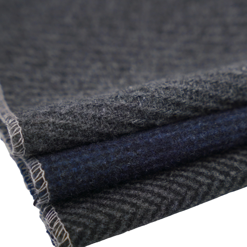 30 % ull, 60 % polyester, 10 % annen fiber, 560G/M, Benzhiqing + blågrønn, horisontalt stripete tweedstoff, ML-04231230