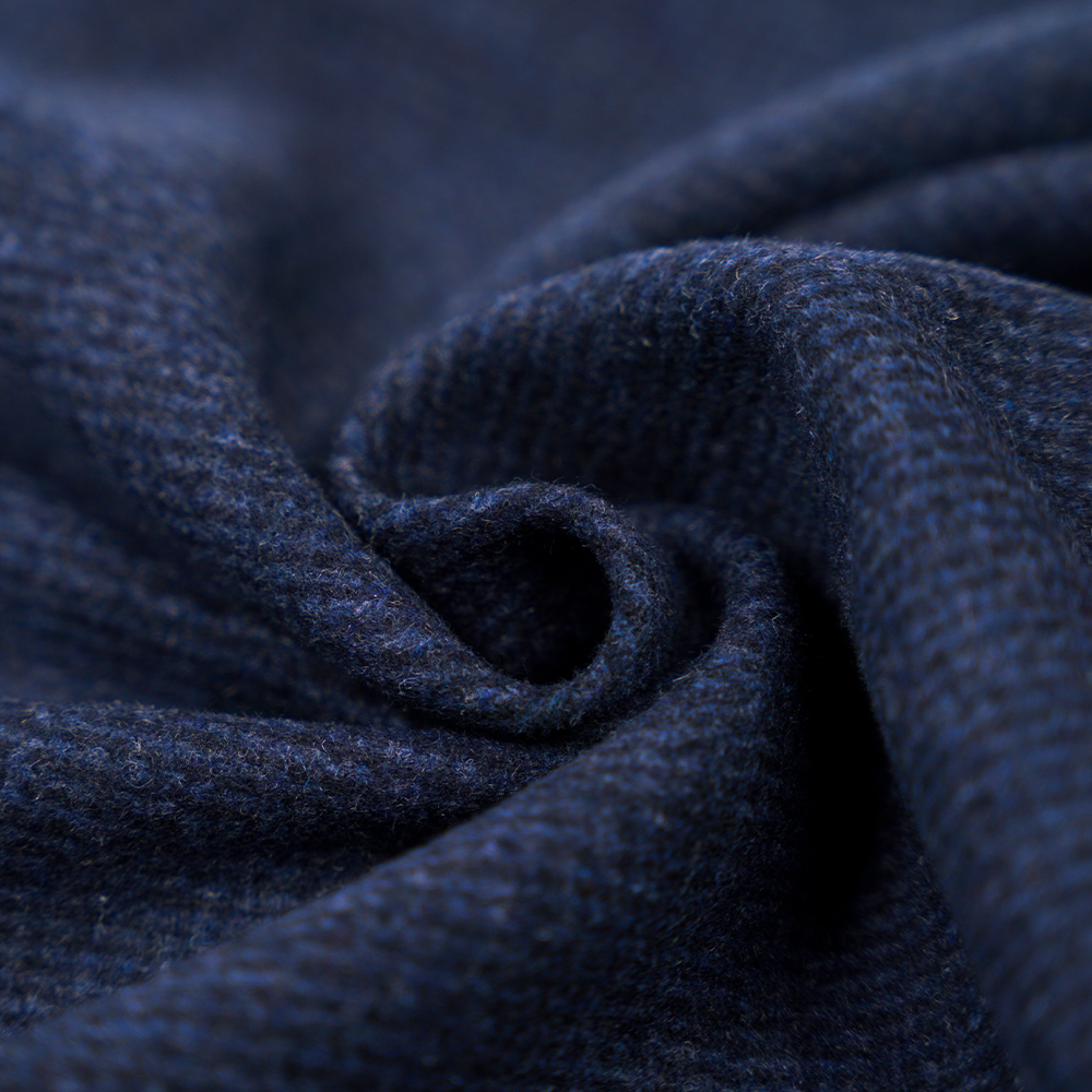30 % ull, 60 % polyester, 10 % annen fiber, 560G/M, Benzhiqing + blågrønn, horisontalt stripete tweedstoff, ML-04231230