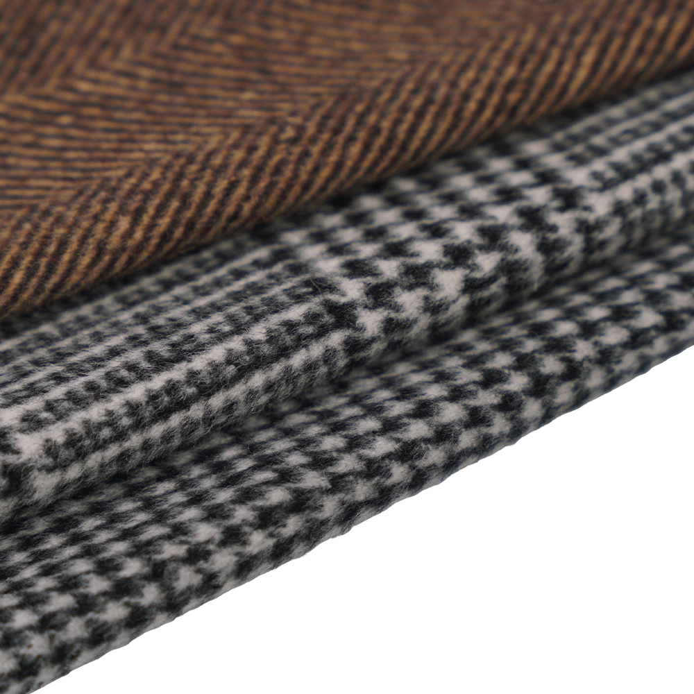 30 % ull, 60 % polyester, 10 % andre fibre, 610G/M, svart og hvitt, rutete overbeleggsstoff med enkelt ansikt, ML-20001