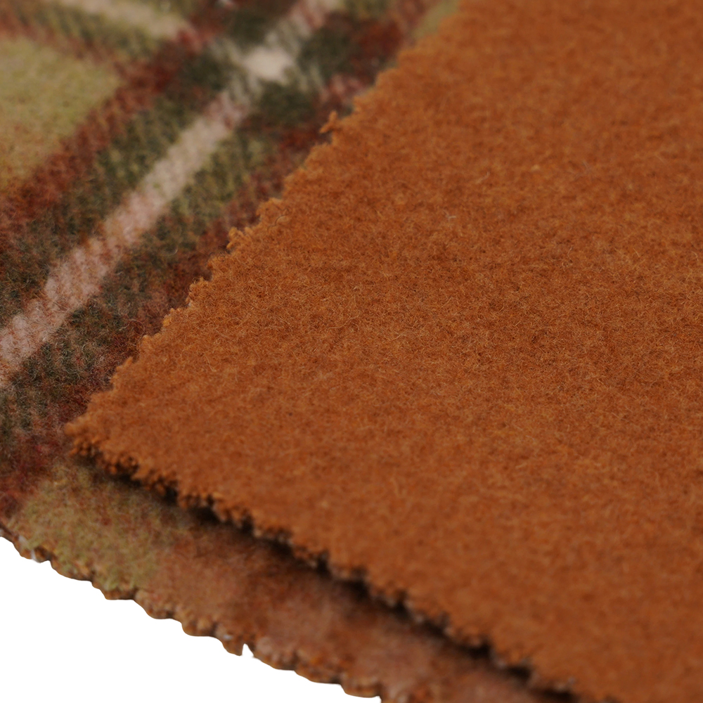 50 % ull, 40 % polyester, 10 % annen fiber, 860G/M, brun og gul rutete, fløyelsstoff, ML-062142104