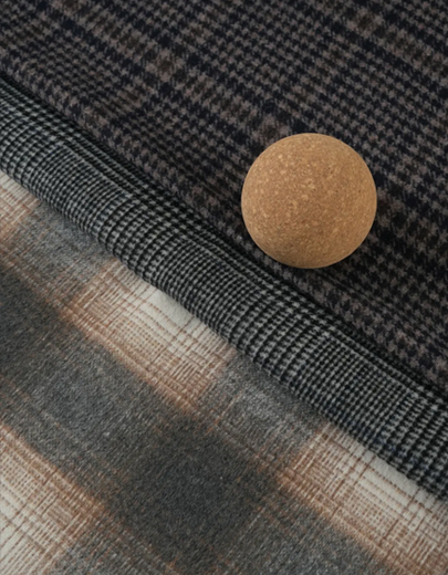 Ytterfrakker med doble uller vs. enkeltlagsfôrede strøk: En omfattende materiale- og produksjonsanalyse for globale anskaffelser av plagg
